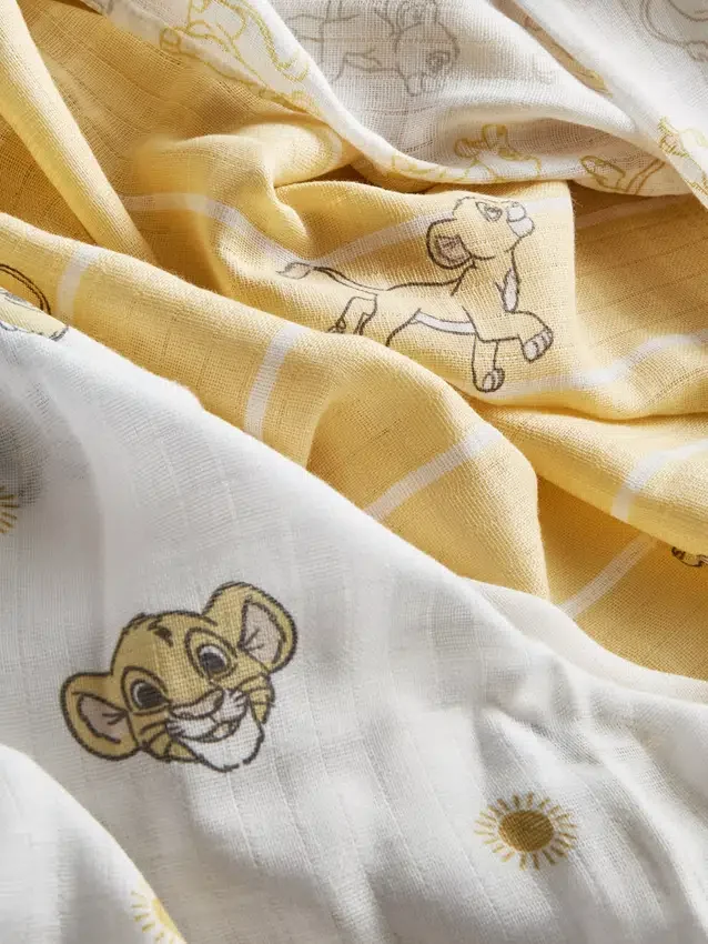 Set de 3 cârpe de mătase cu tema „Regele Leu” de la Disney Set de 3 cârpe de mătase cu tema „Regele Leu” de la Disney