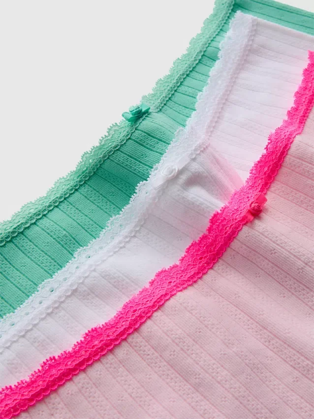Set de 3 pantaloni scurți mini tip „pointelle” pentru băieți Set de 3 pantaloni scurți mini tip „pointelle” pentru băieți