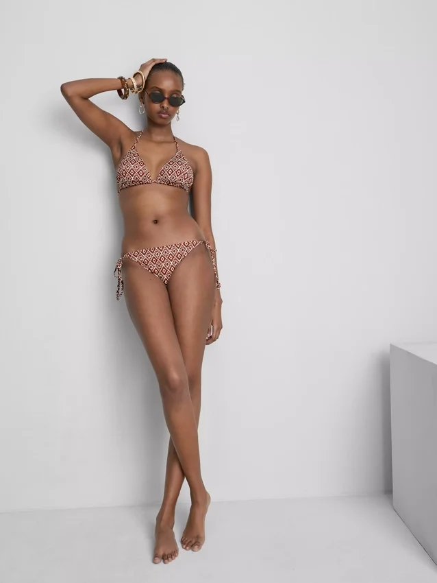 Set de bikini triunghiular cu legături laterale Set de bikini triunghiular cu legături laterale