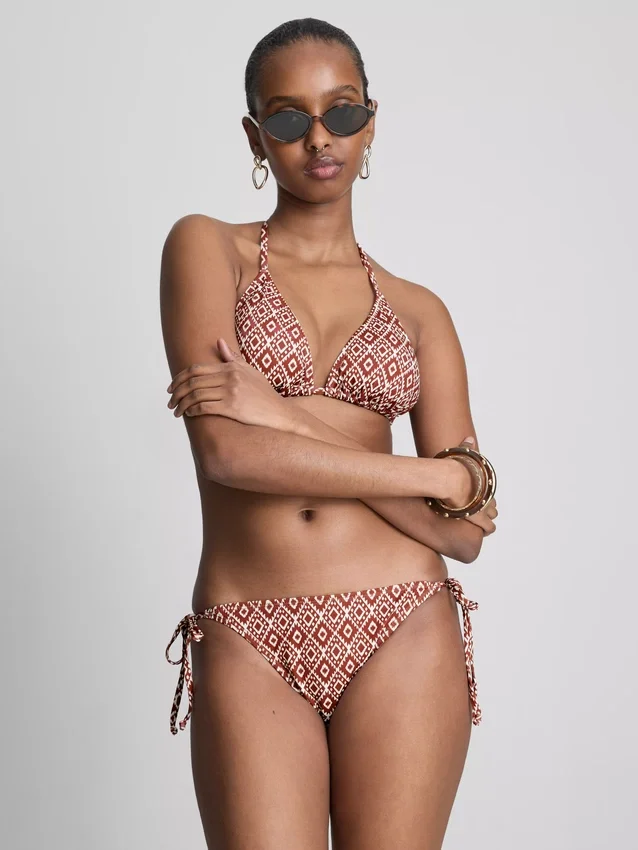Set de bikini triunghiular cu legături laterale Set de bikini triunghiular cu legături laterale
