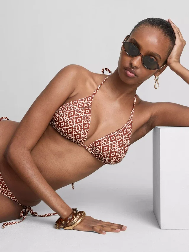 Set de bikini triunghiular cu legături laterale Set de bikini triunghiular cu legături laterale