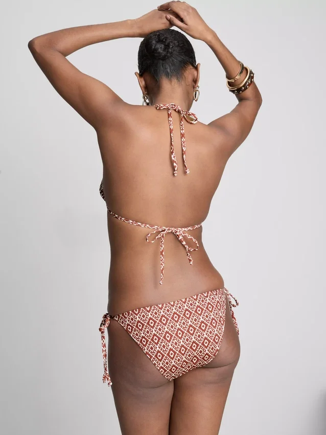Set de bikini triunghiular cu legături laterale Set de bikini triunghiular cu legături laterale