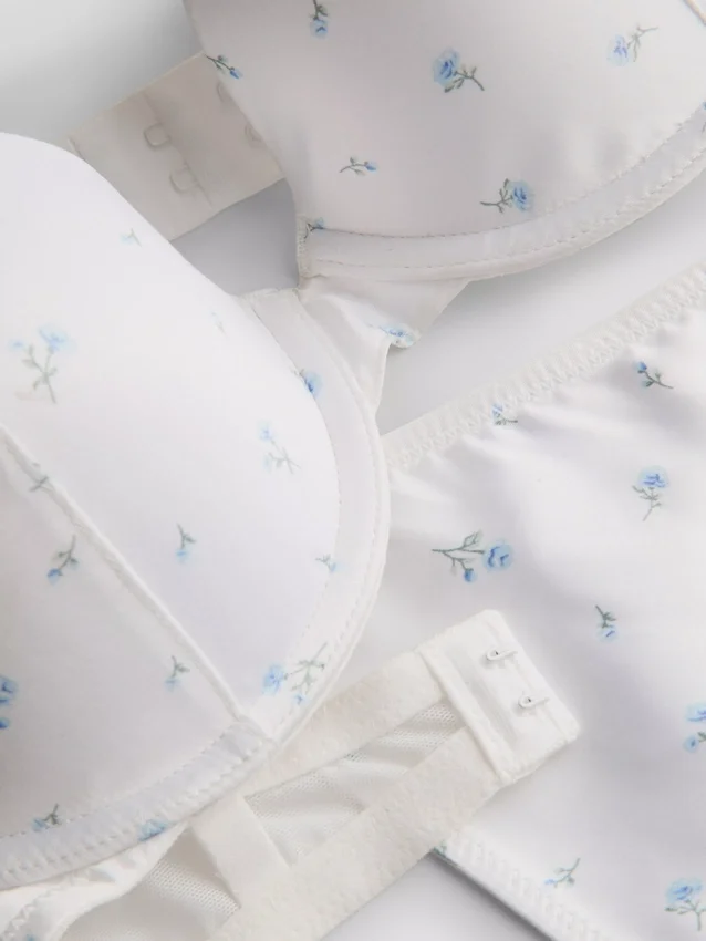 Set de lenjerie intimă push-up din satin cu imprimeu floral Set de lenjerie intimă push-up din satin cu imprimeu floral