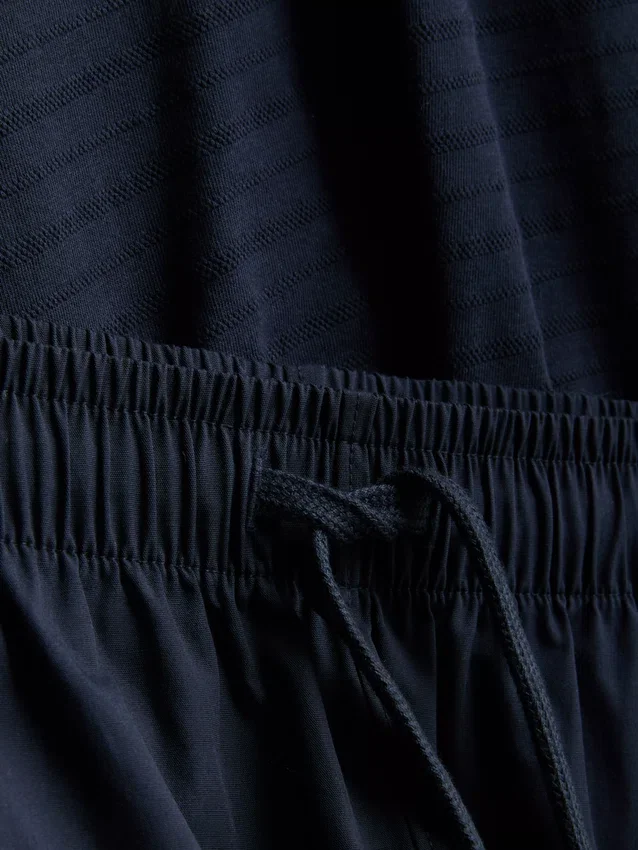 Set de pijamale compus din tricou și pantaloni scurți Set de pijamale compus din tricou și pantaloni scurți