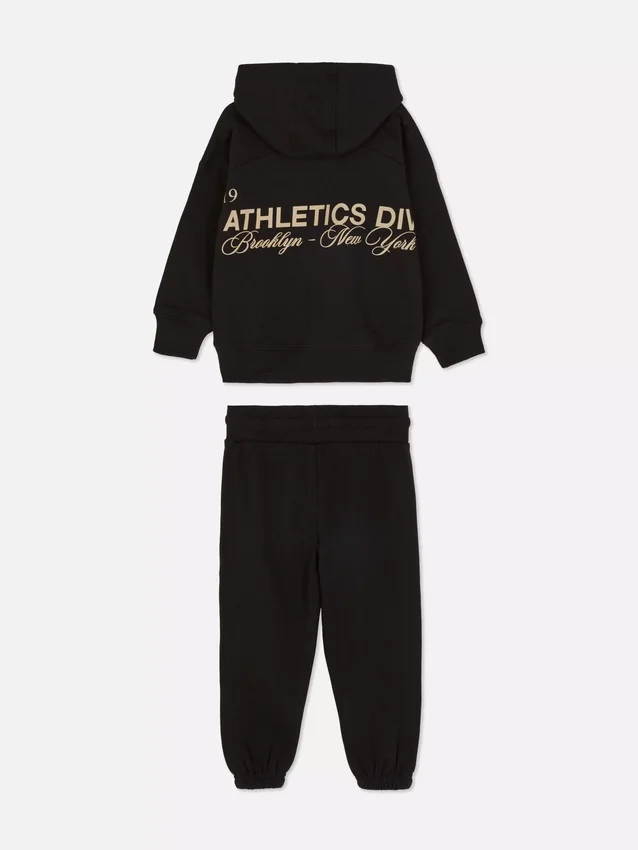 Set hanorac cu glugă și pantaloni de Trening din colecția Athletics Set hanorac cu glugă și pantaloni de Trening din colecția Athletics