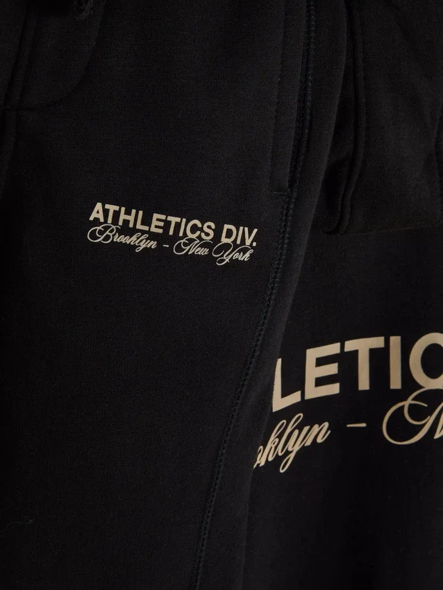 Set hanorac cu glugă și pantaloni de Trening din colecția Athletics Set hanorac cu glugă și pantaloni de Trening din colecția Athletics