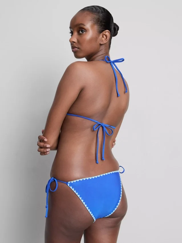 Slip de bikini cu legături laterale și detalii cusute Slip de bikini cu legături laterale și detalii cusute