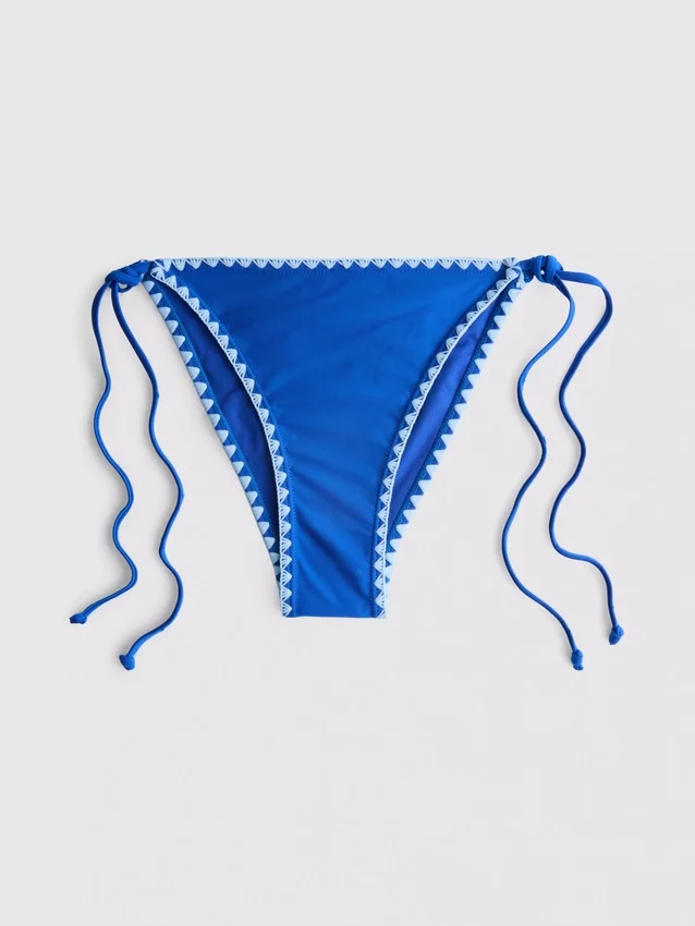 Slip de bikini cu legături laterale și detalii cusute Slip de bikini cu legături laterale și detalii cusute