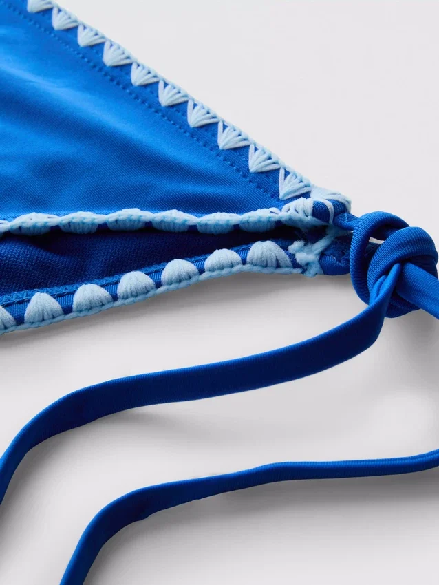 Slip de bikini cu legături laterale și detalii cusute Slip de bikini cu legături laterale și detalii cusute