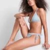 Sutien de bikini triunghiular în carouri, cu bordură cu margarete