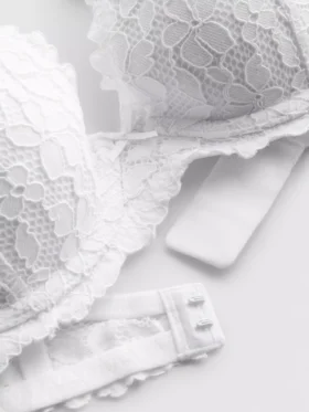 The Edit sutien din dantelă cu motive florale și vârf înalt The Edit sutien din dantelă cu motive florale și vârf înalt