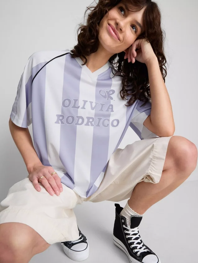 The Primark Scene | Tricou de fotbal cu dungi Olivia Rodrigo The Primark Scene | Tricou de fotbal cu dungi Olivia Rodrigo