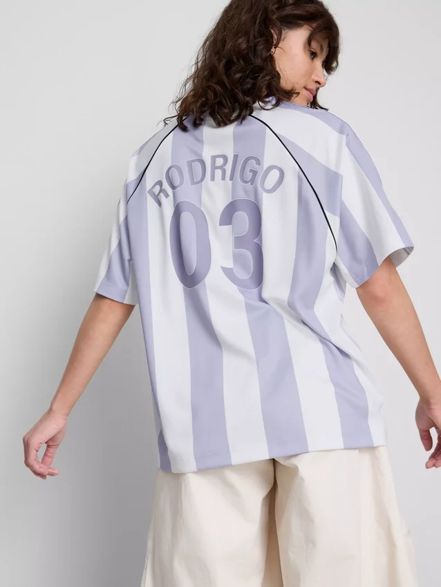 The Primark Scene | Tricou de fotbal cu dungi Olivia Rodrigo The Primark Scene | Tricou de fotbal cu dungi Olivia Rodrigo