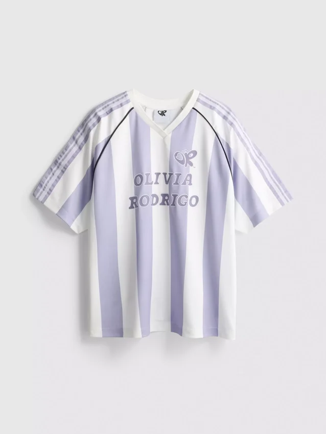 The Primark Scene | Tricou de fotbal cu dungi Olivia Rodrigo The Primark Scene | Tricou de fotbal cu dungi Olivia Rodrigo