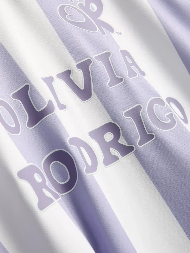 The Primark Scene | Tricou de fotbal cu dungi Olivia Rodrigo The Primark Scene | Tricou de fotbal cu dungi Olivia Rodrigo