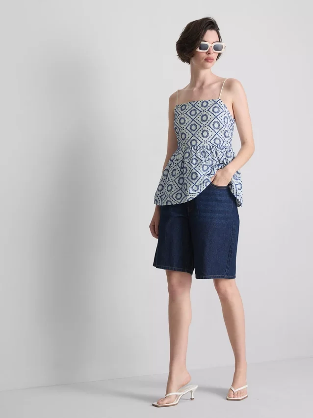 Top cami din bumbac cu decupaje Top cami din bumbac cu decupaje