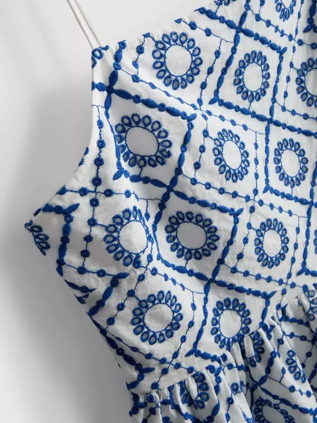 Top cami din bumbac cu decupaje Top cami din bumbac cu decupaje
