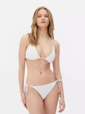 Top de bikini croșetat cu detalii din mărgele
