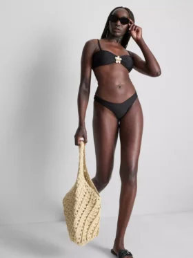 Top de bikini cu decolteu adânc și detalii florale