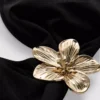 Top de bikini cu decolteu adânc și detalii florale Top de bikini cu decolteu adânc și detalii florale