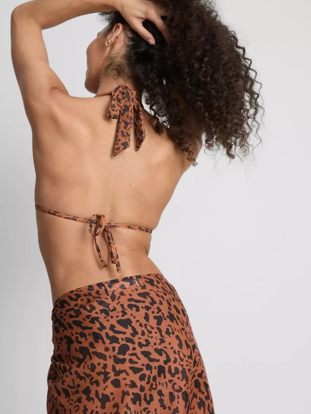 Top de bikini cu gât halter cu imprimeu leopard de la Paula Echevarría Top de bikini cu gât halter cu imprimeu leopard de la Paula Echevarría