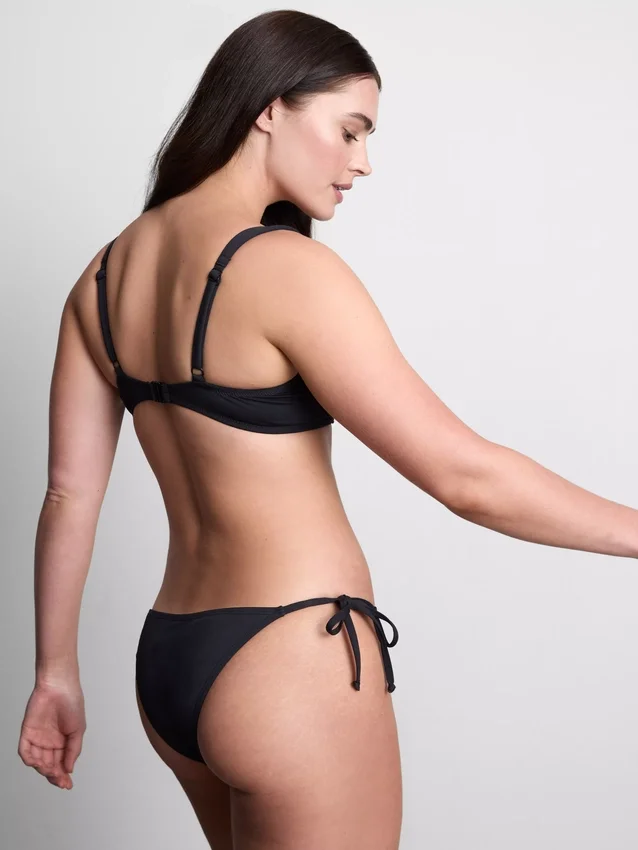 Top de bikini cu sârmă pentru bust mai voluminos Top de bikini cu sârmă pentru bust mai voluminos