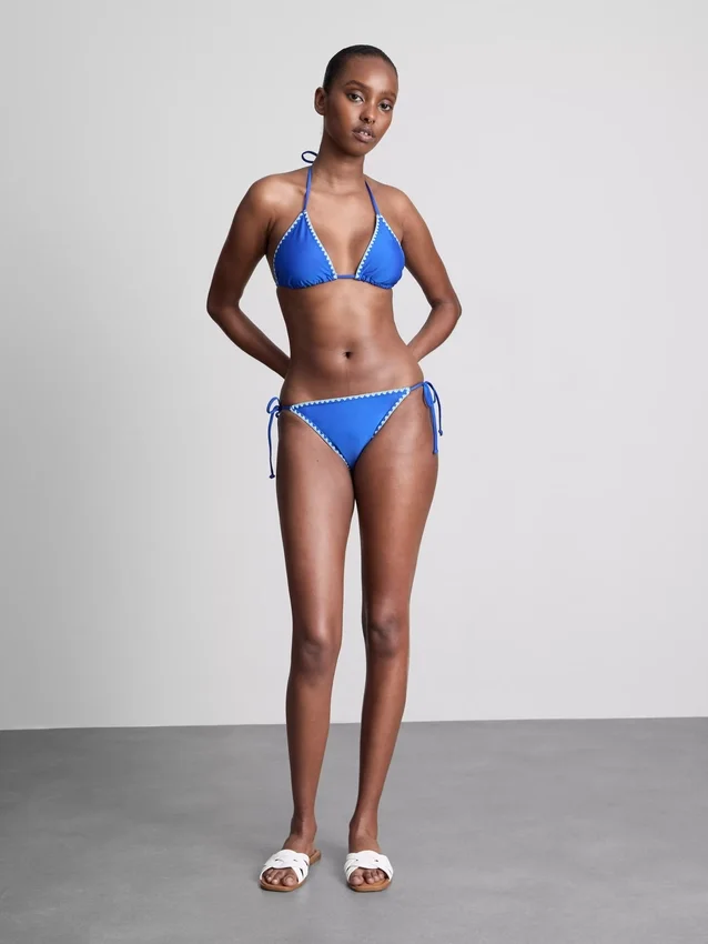 Top de bikini triunghiular cu detalii cusute Top de bikini triunghiular cu detalii cusute
