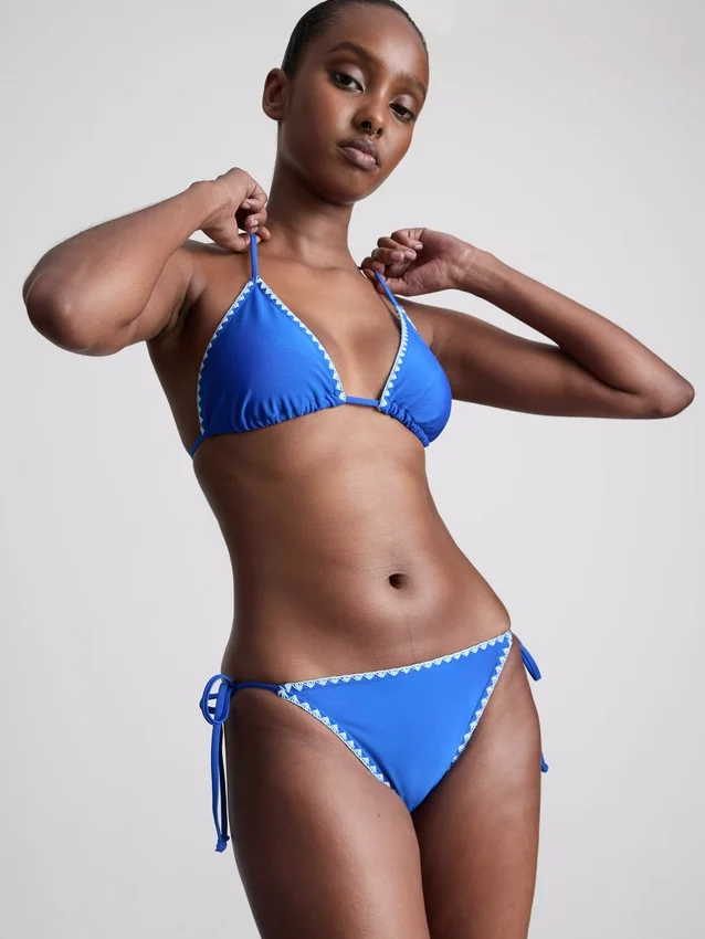 Top de bikini triunghiular cu detalii cusute Top de bikini triunghiular cu detalii cusute