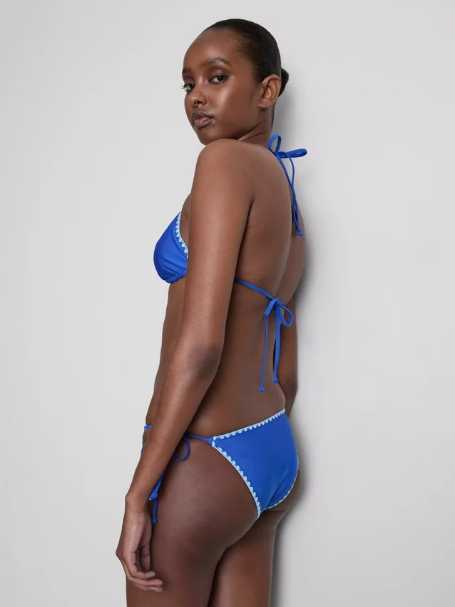 Top de bikini triunghiular cu detalii cusute Top de bikini triunghiular cu detalii cusute