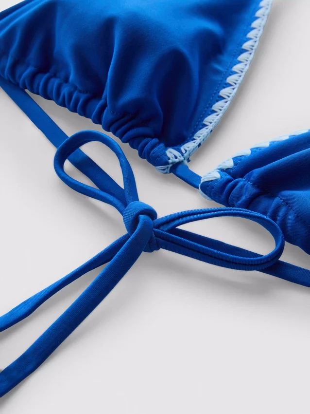 Top de bikini triunghiular cu detalii cusute Top de bikini triunghiular cu detalii cusute