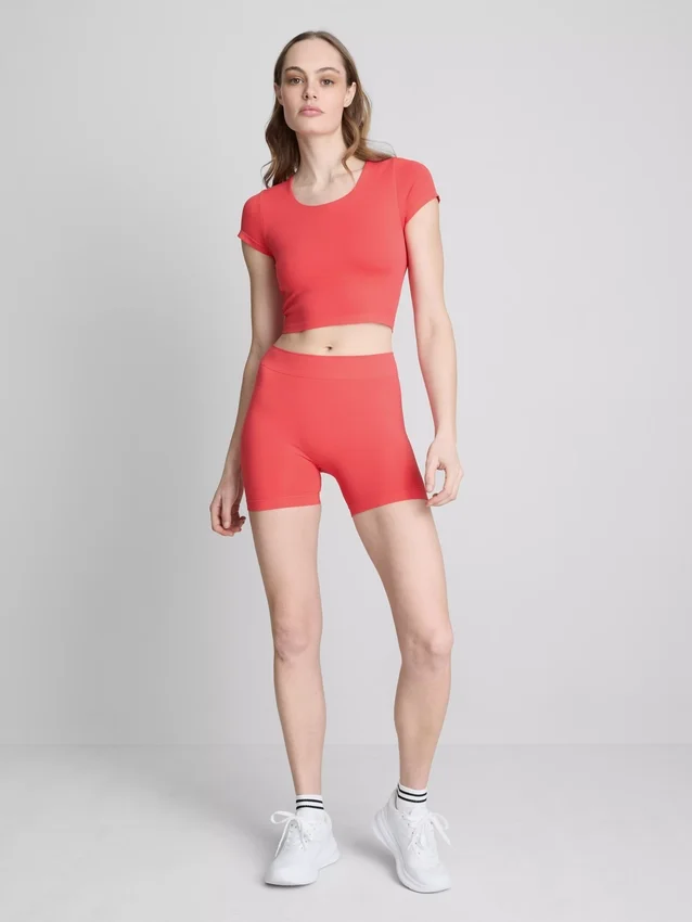 Top scurt cu guler rotund, extrem de moale Top scurt cu guler rotund, extrem de moale