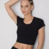 Top scurt cu guler rotund, extrem de moale Top scurt cu guler rotund, extrem de moale