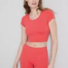 Top scurt cu guler rotund, extrem de moale Top scurt cu guler rotund, extrem de moale