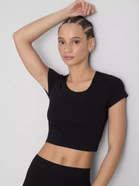 Top scurt cu guler rotund, extrem de moale