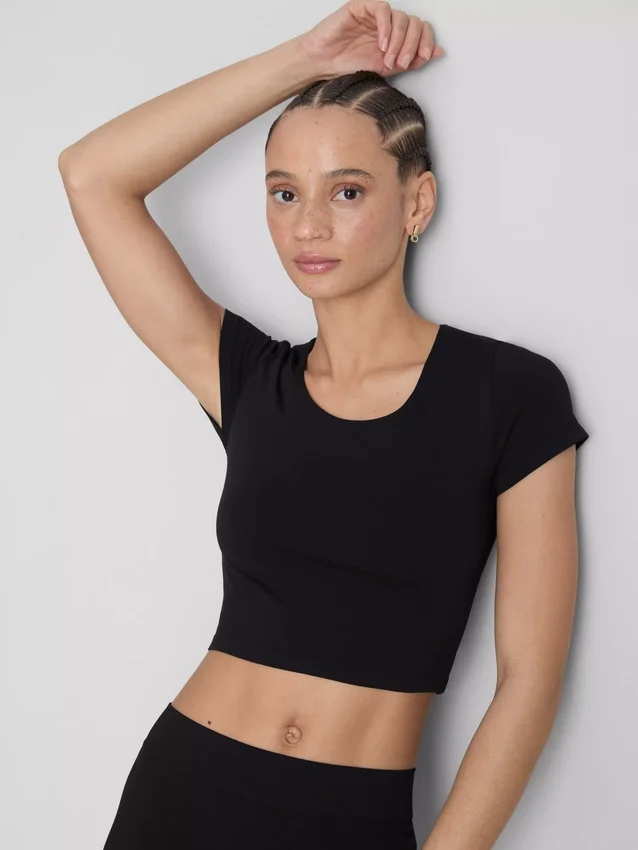 Top scurt cu guler rotund, extrem de moale Top scurt cu guler rotund, extrem de moale