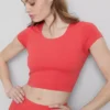 Top scurt cu guler rotund, extrem de moale Top scurt cu guler rotund, extrem de moale