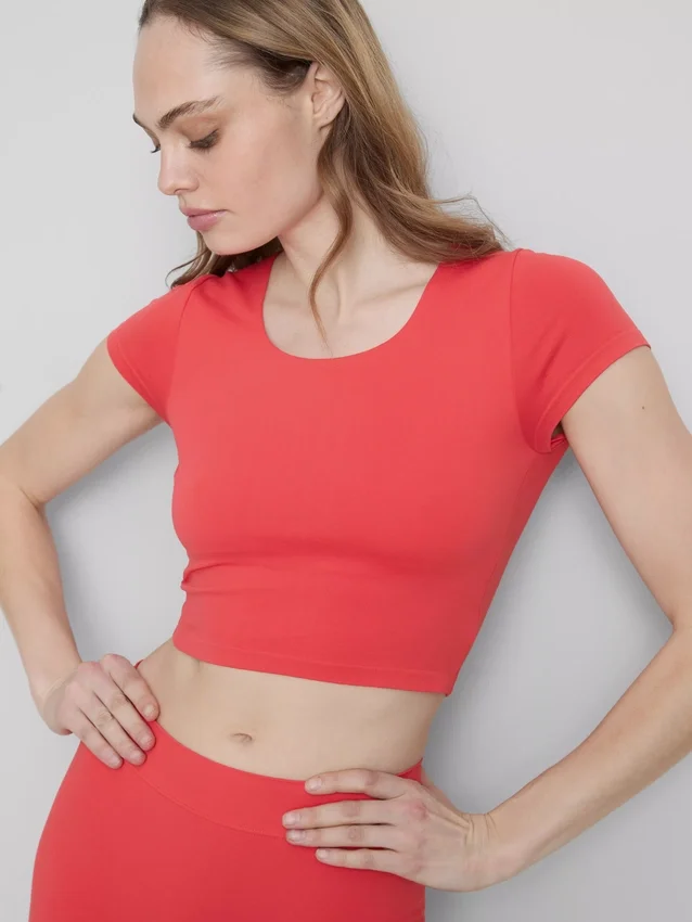 Top scurt cu guler rotund, extrem de moale Top scurt cu guler rotund, extrem de moale