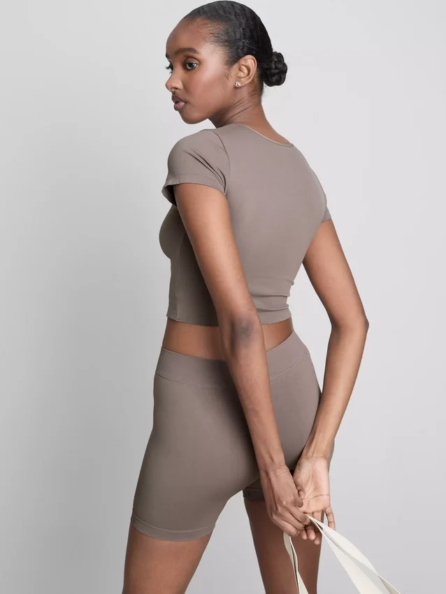 Top scurt cu guler rotund, extrem de moale Top scurt cu guler rotund, extrem de moale