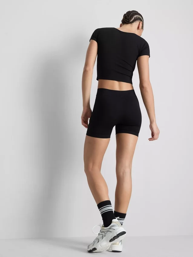 Top scurt cu guler rotund, extrem de moale Top scurt cu guler rotund, extrem de moale