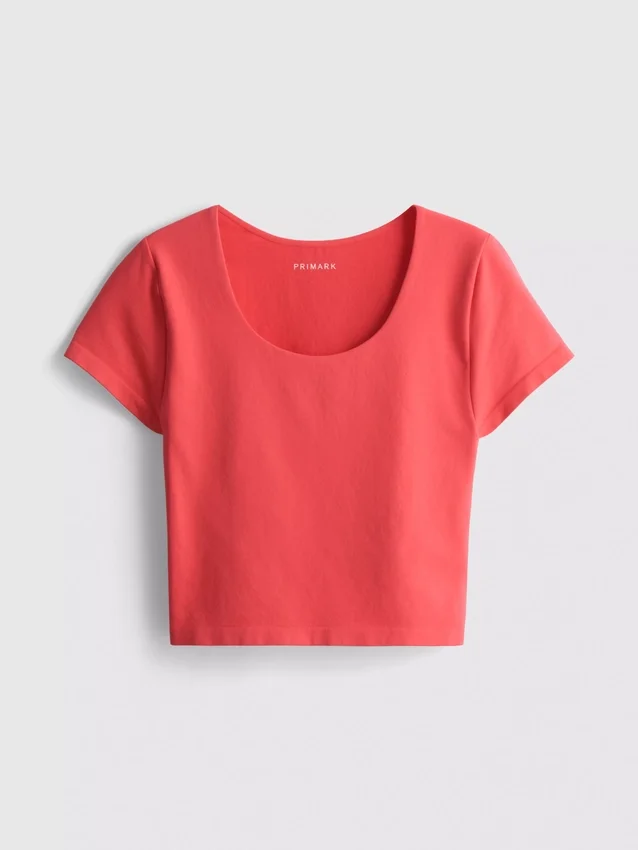 Top scurt cu guler rotund, extrem de moale Top scurt cu guler rotund, extrem de moale