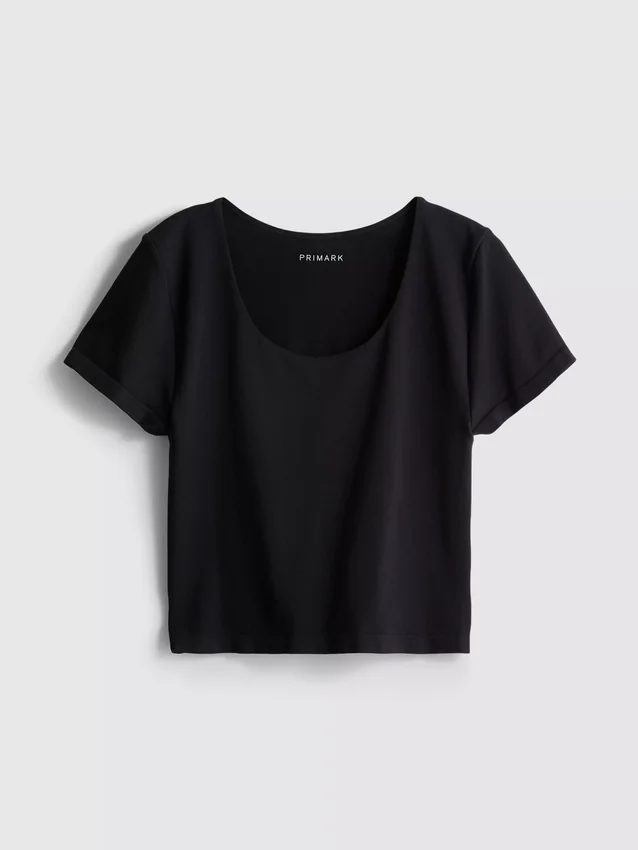 Top scurt cu guler rotund, extrem de moale Top scurt cu guler rotund, extrem de moale