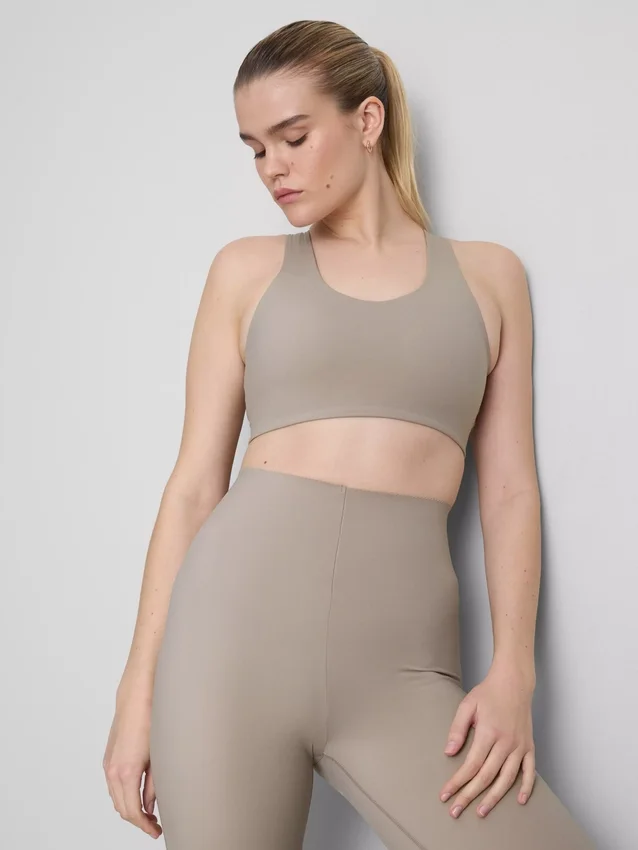 Top scurt de performanță Bodysculpt cu decupaje Top scurt de performanță Bodysculpt cu decupaje