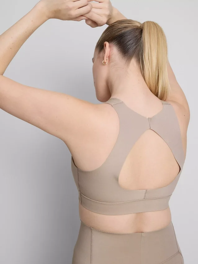 Top scurt de performanță Bodysculpt cu decupaje Top scurt de performanță Bodysculpt cu decupaje