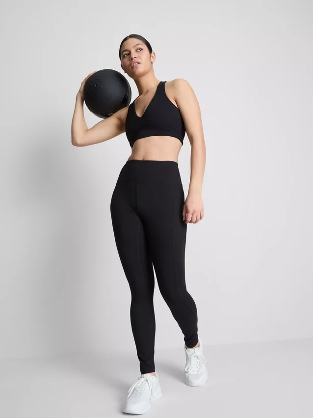 Top scurt sport cu decolteu în V, care oferă susținere Top scurt sport cu decolteu în V, care oferă susținere