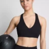 Top scurt sport cu decolteu în V, care oferă susținere Top scurt sport cu decolteu în V, care oferă susținere