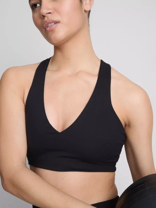 Top scurt sport cu decolteu în V, care oferă susținere Top scurt sport cu decolteu în V, care oferă susținere