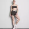 Top scurt sport cu spate încrucișat și bordură contrastantă Top scurt sport cu spate încrucișat și bordură contrastantă