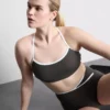 Top scurt sport cu spate încrucișat și bordură contrastantă Top scurt sport cu spate încrucișat și bordură contrastantă