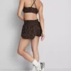 Top sport scurt cu spate în formă de U și imprimeu leopard Top sport scurt cu spate în formă de U și imprimeu leopard