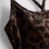 Top sport scurt cu spate în formă de U și imprimeu leopard Top sport scurt cu spate în formă de U și imprimeu leopard